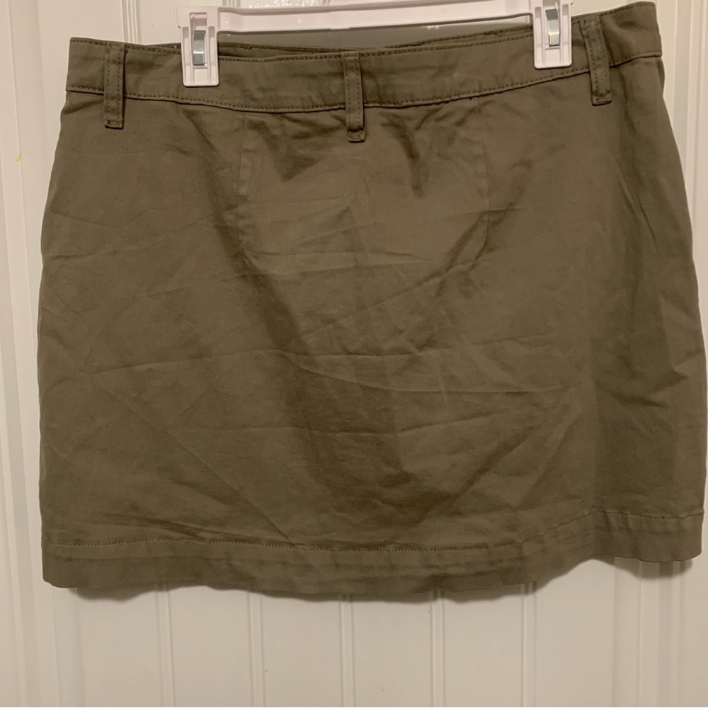 🔥2/$15🔥 NWT skirt with buttons down the front, belt loops & 2 pockets - Picture 2 of 6